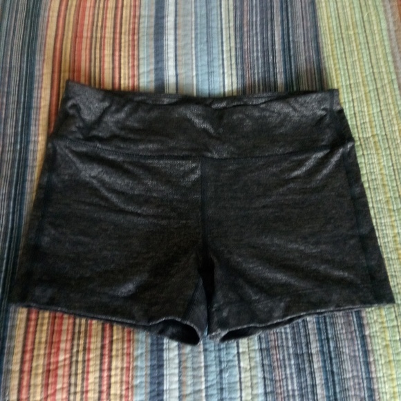 Athleta Pants - Athleta chaturanga shorts